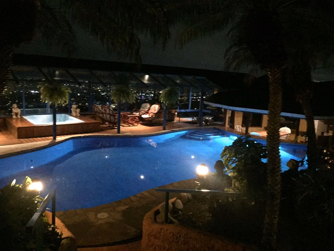 Apartamento amueblado en exclusivo condominio en Santa Ana