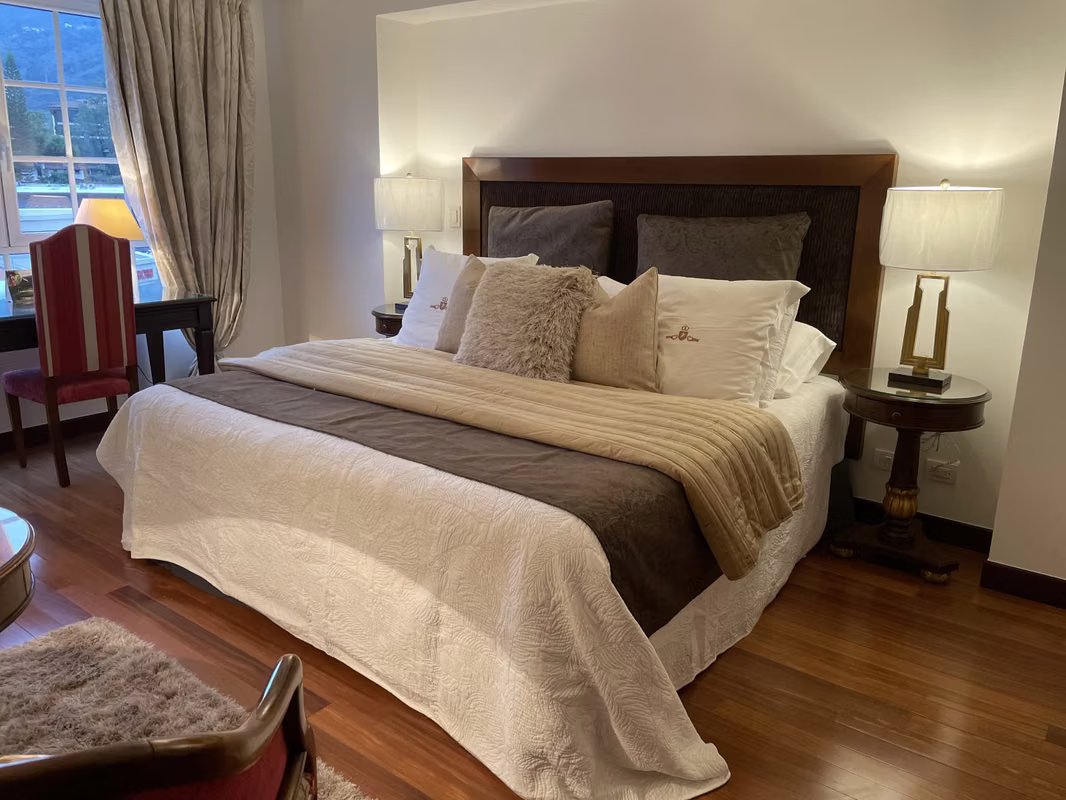 Penthouse amueblado de lujo en Escazú con vista a la piscina 1