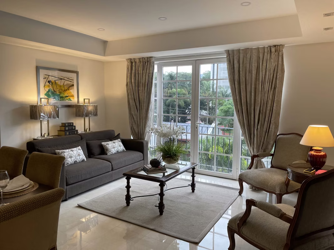 Penthouse amueblado de lujo en Escazú con vista a la piscina 2