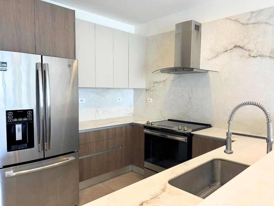 Penthouse amueblado de lujo en Escazú con vista a la piscina 10