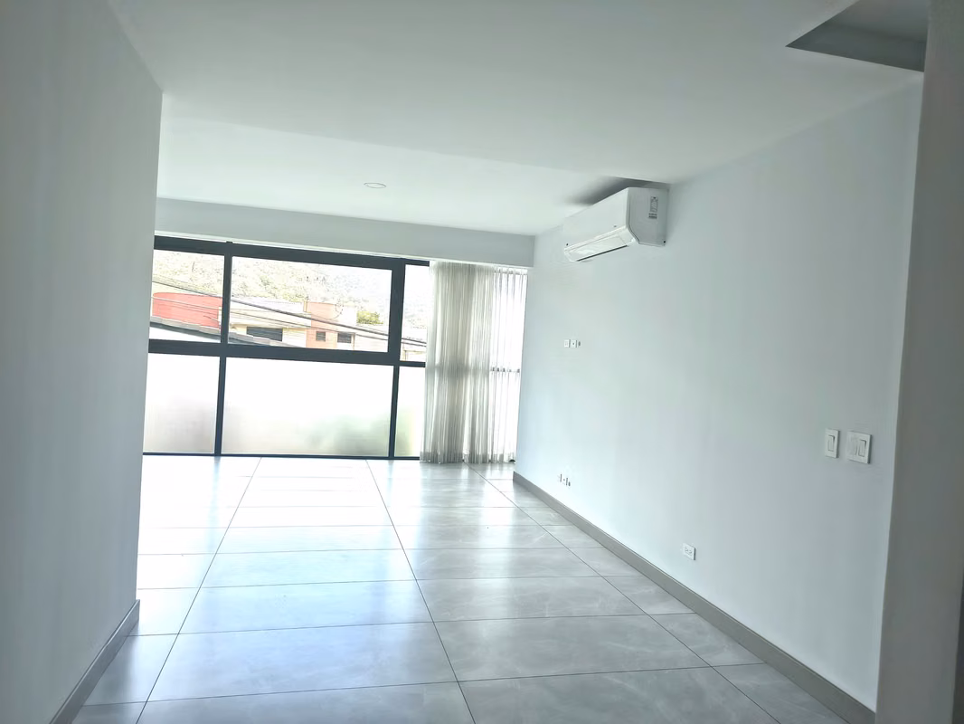 Penthouse amueblado de lujo en Escazú con vista a la piscina 14