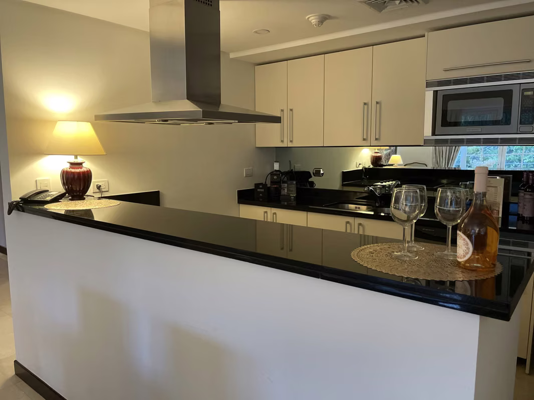 Penthouse amueblado de lujo en Escazú con vista a la piscina 3