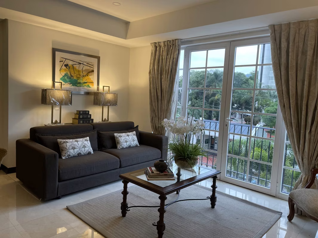 Penthouse amueblado de lujo en Escazú con vista a la piscina 6