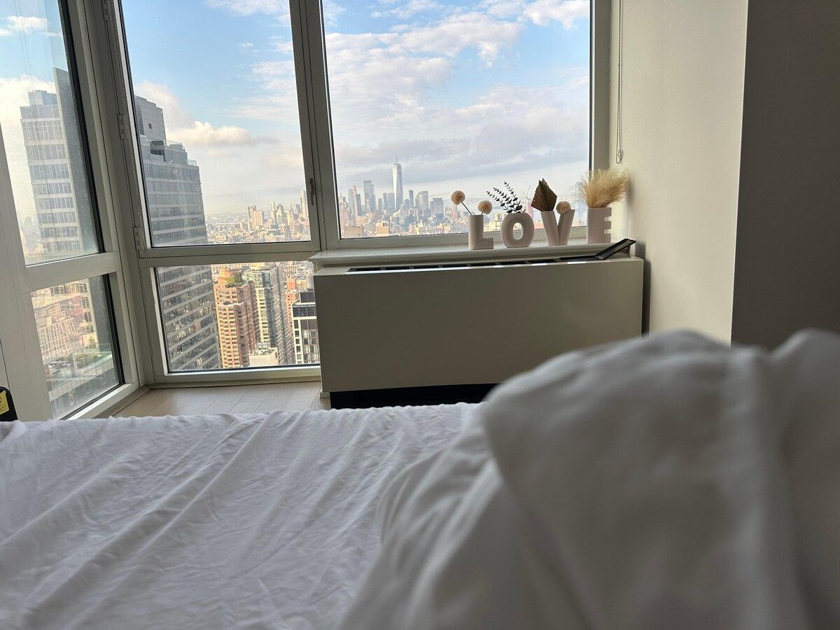Million dollar view 2-bedroom apartment in Manhattan New York with fitness room - listing photo