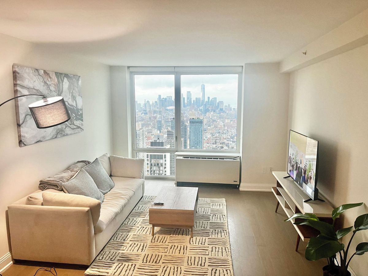 Million dollar view 2-bedroom apartment in Manhattan New York with fitness room - listing photo
