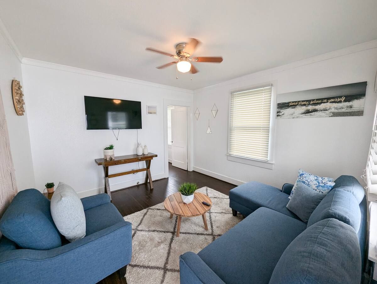 5 mins frm Stewart beach & dtwn - listing cover photo
