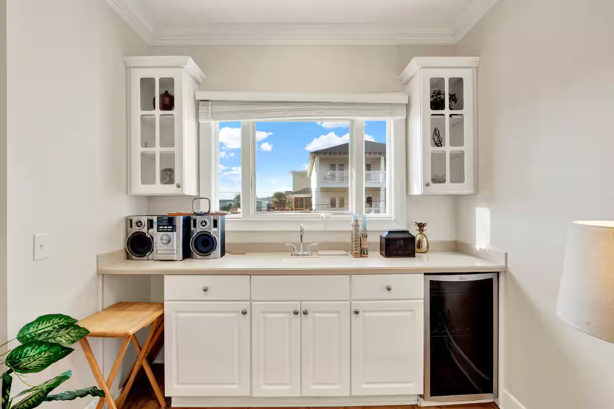 Listing photo: Dated Decor