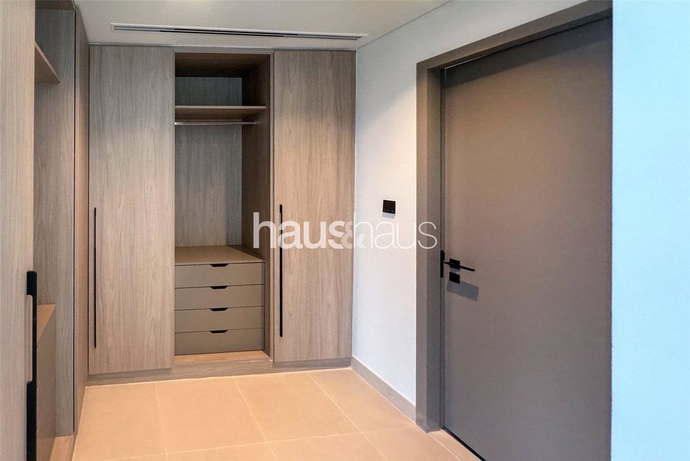 4 beds 4 baths Townhouse - thumbnail 2