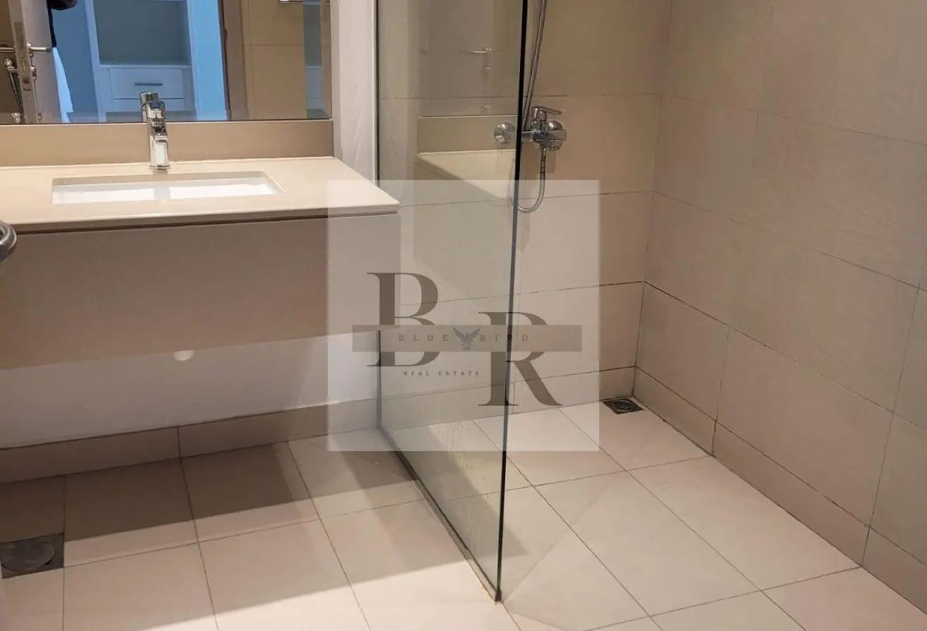 3 beds 3 baths Apartment