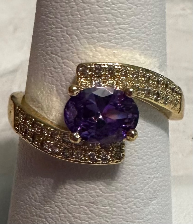Elegant Yellow Gold Amethyst Ring with Clear Stones