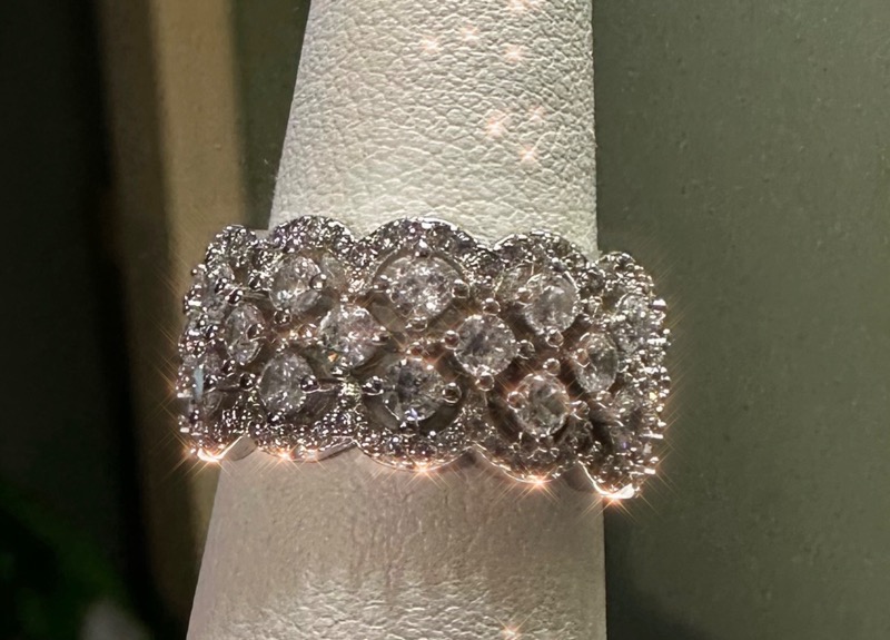 Elegant Silver Ring with Clustered Gemstones CZ’S Size 7