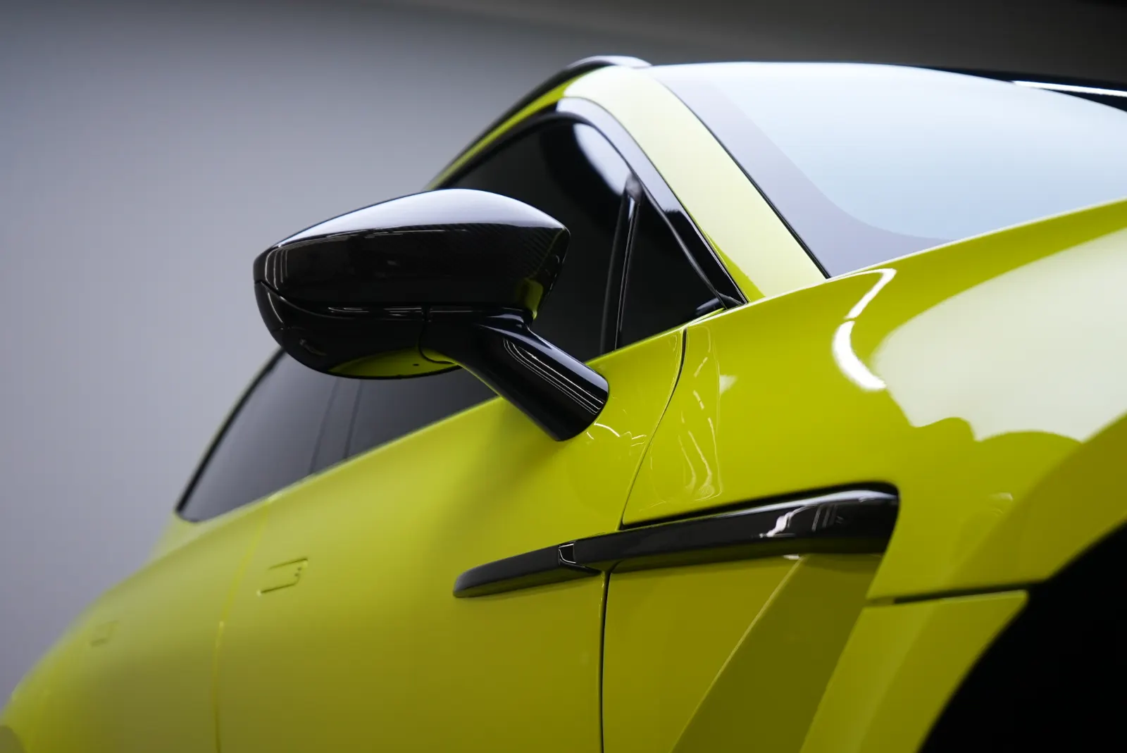 Aston Martin DBX 707 2025