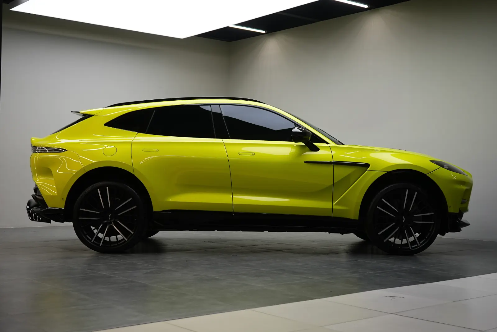 Aston Martin DBX 707 2025
