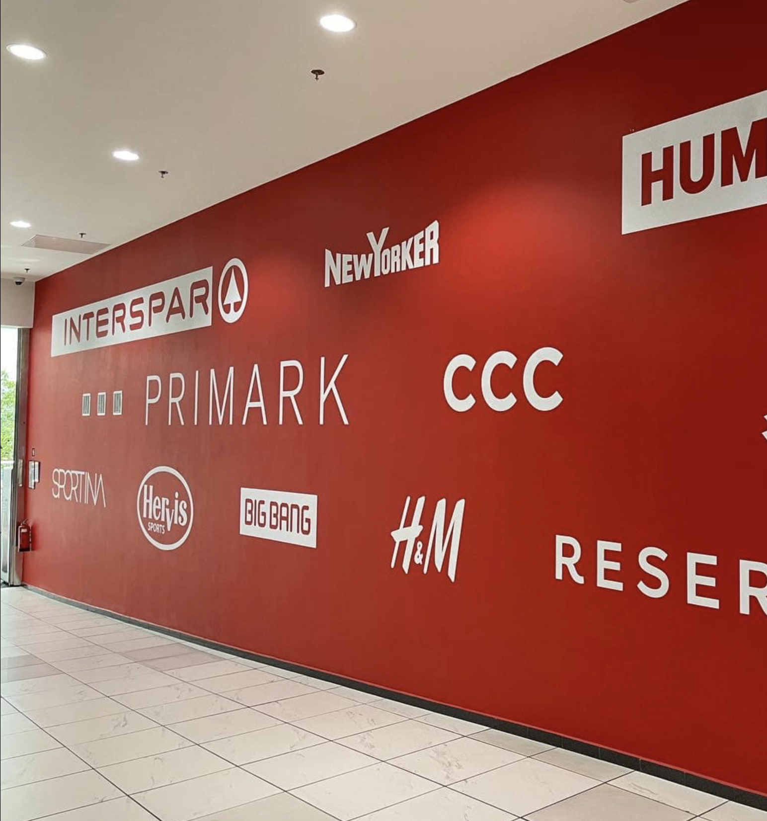 Reklamne table v trgovskem centru