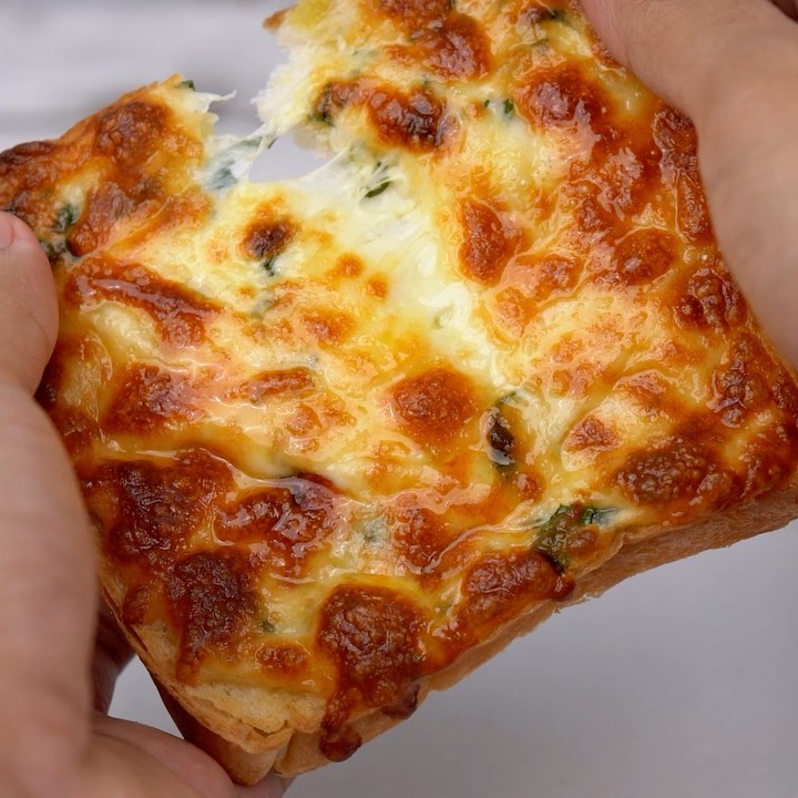 Cheezy Garlic Bread thumbnail