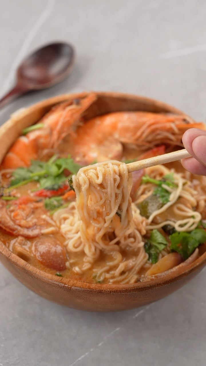 Tom Yum Goong & Koktel Buah Naga thumbnail