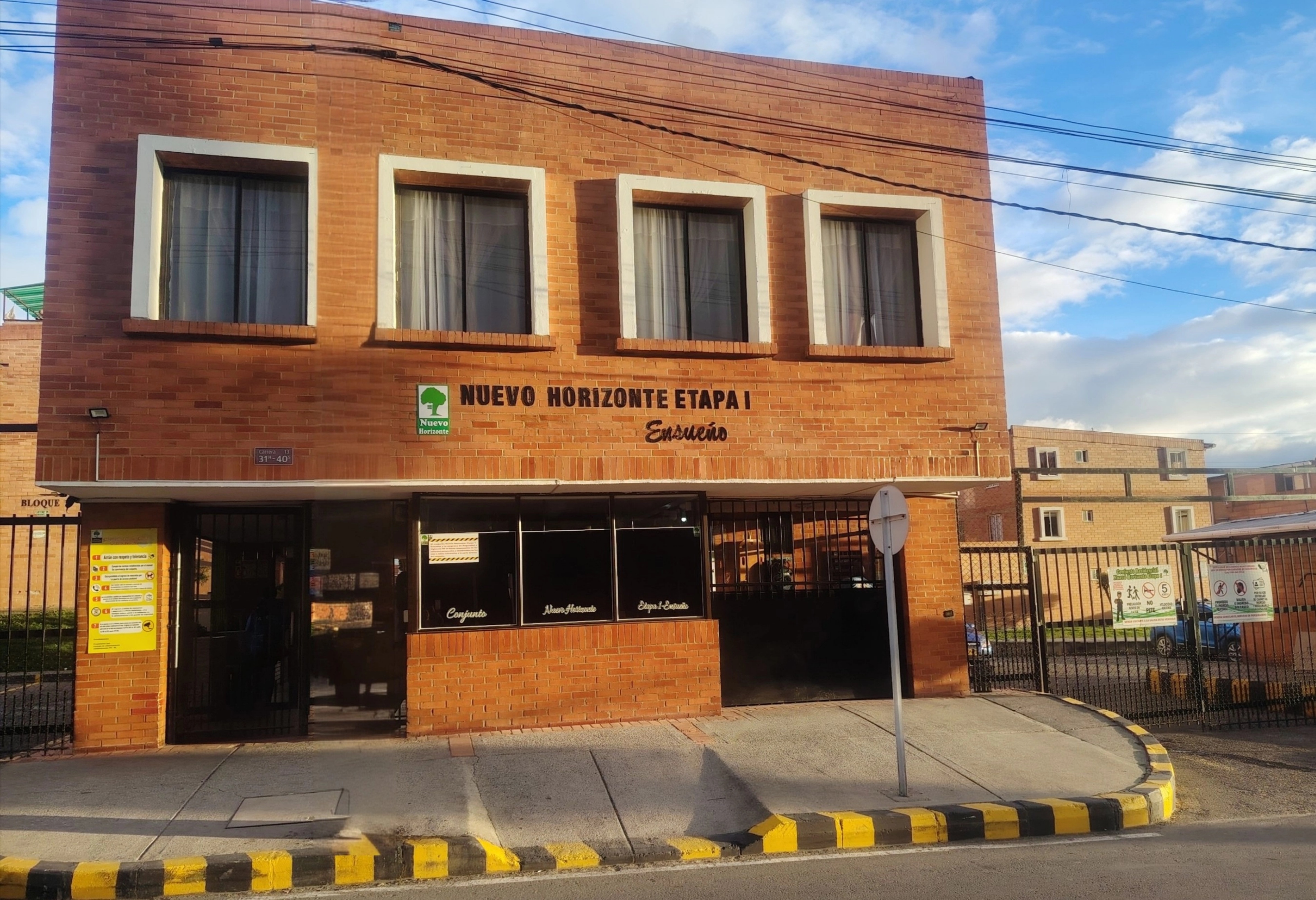 Entrada principal del conjunto residencial Nuevo Horizonte Ensueño.