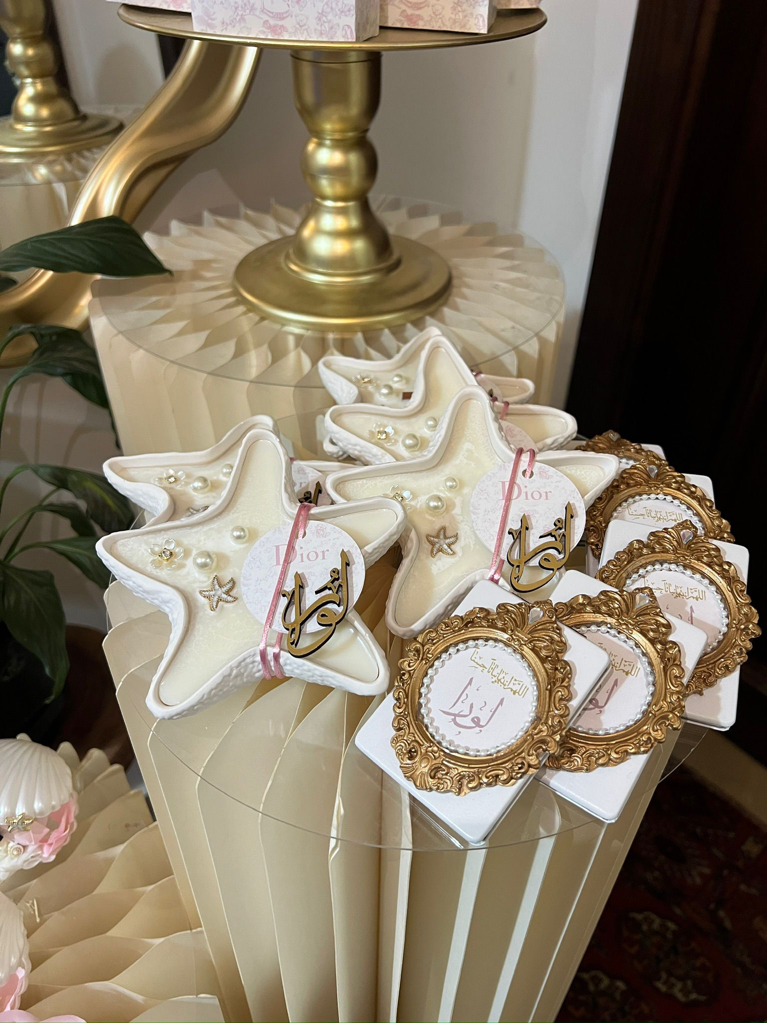 توزيعات بنت 30 قطعة عطر ديور وشمع ومسابح لولو
