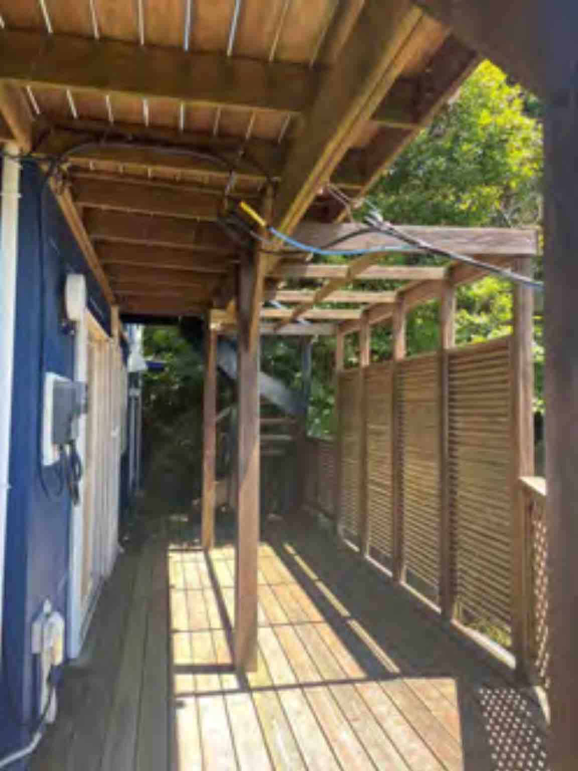 横須賀市秋谷の物件の1階ウッドデッキ