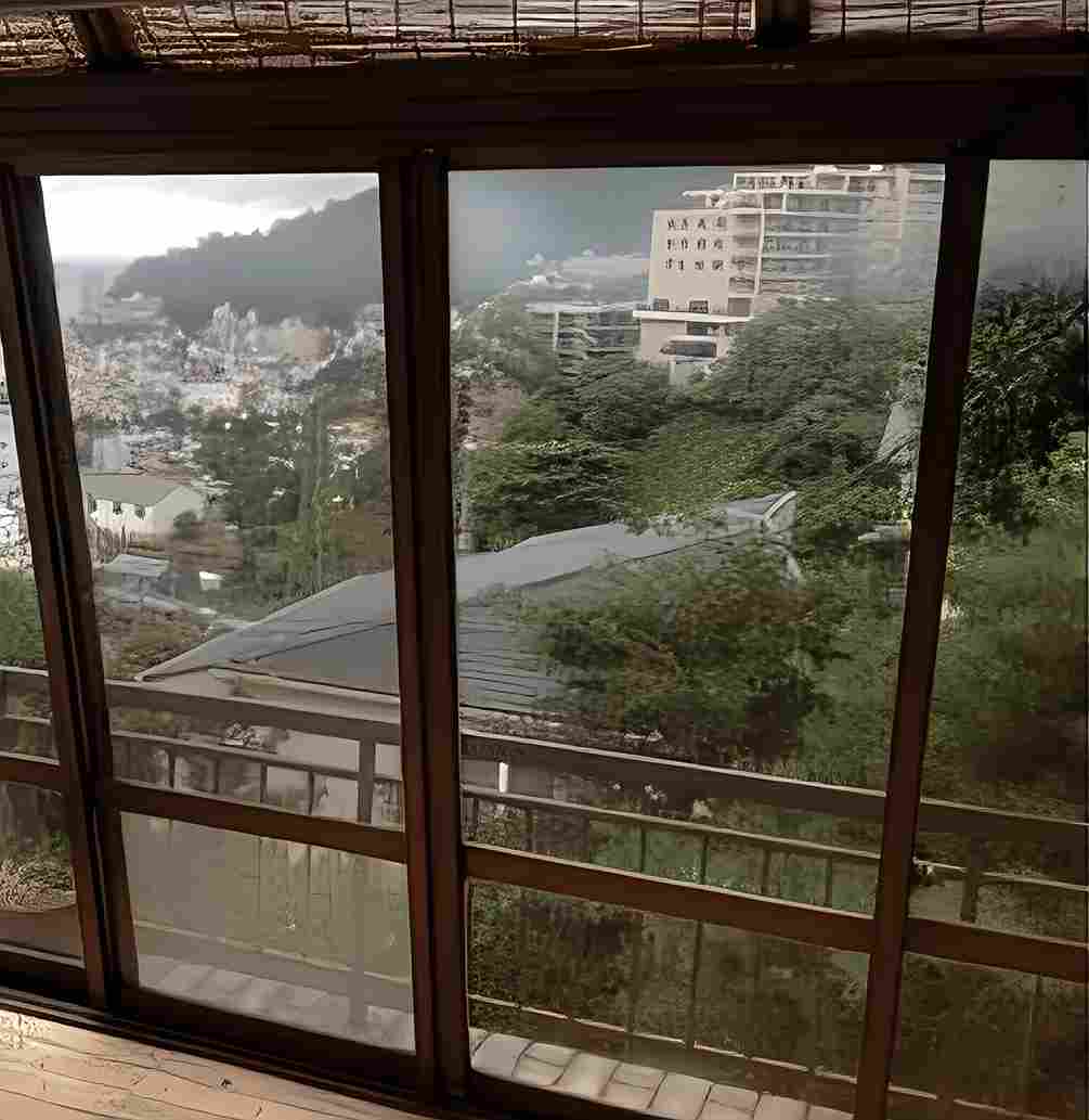 静岡県熱海市上多賀の中古戸建のベランダ
