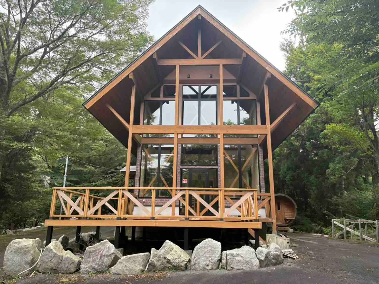 引きで見た外観。木々で囲まれる。屋外サウナも有ります。
