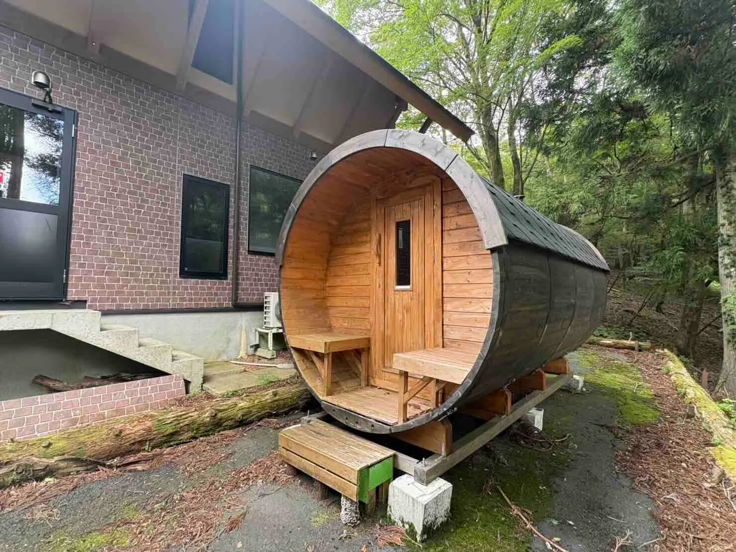 木製の豪華な屋外サウナ