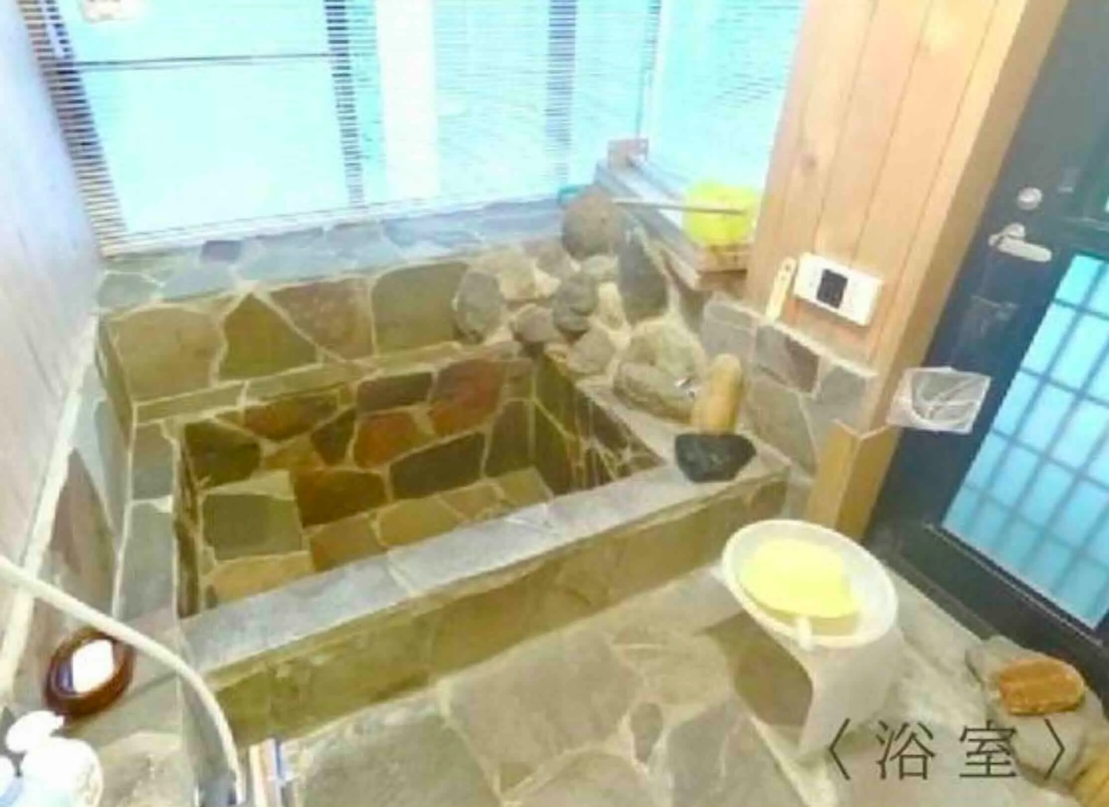 温泉旅館の贅沢を自宅で味わえる本格的岩風呂