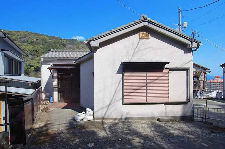 一部リフォーム済 高台住宅地！熱海市紅葉ガ丘町売戸建 5DK｜熱海駅3.1km・バス停歩3分の写真 1