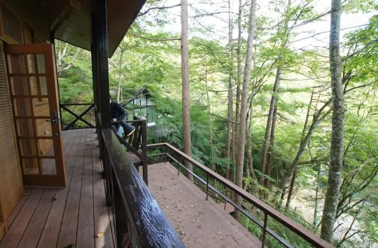 軽井沢三笠パーク内中古住宅の玄関