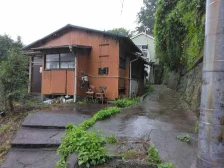 横須賀市長浦町売土地 日照眺望良好｜安針塚駅徒歩4分・再建築可能43坪古家付