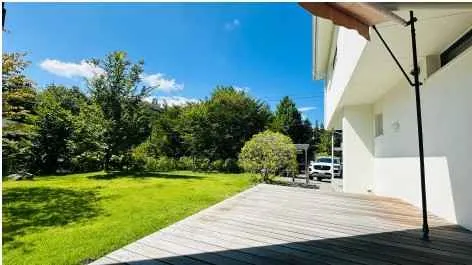 軽井沢町追分西軽井沢中古戸建のデッキ