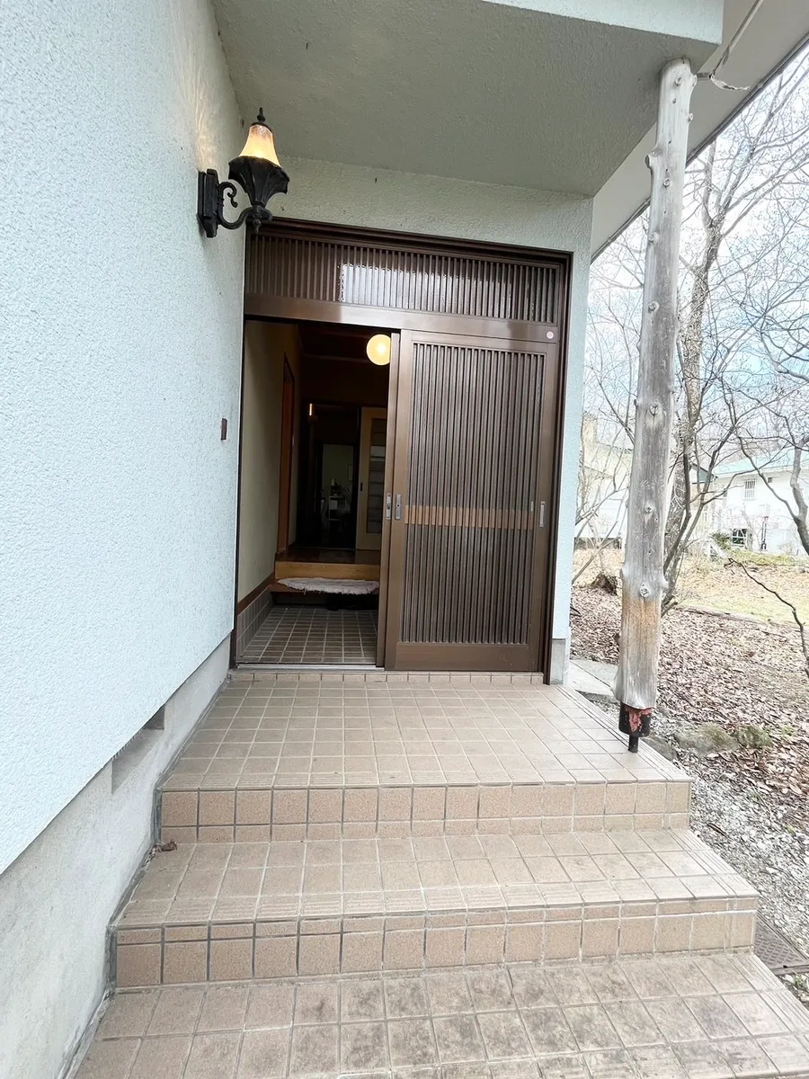 那須町守子の郷D-17中古別荘の玄関