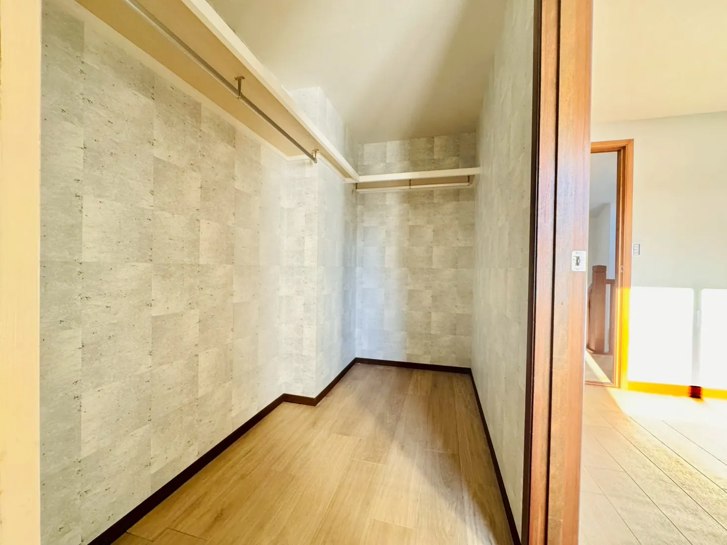 鎌倉市津中古住宅のウォークインクローゼット