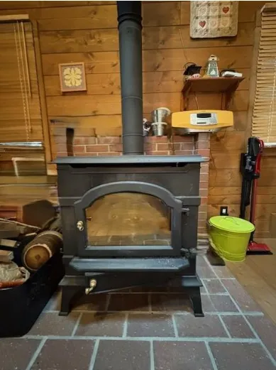 山中湖村平野中古戸建のLDKの薪ストーブ