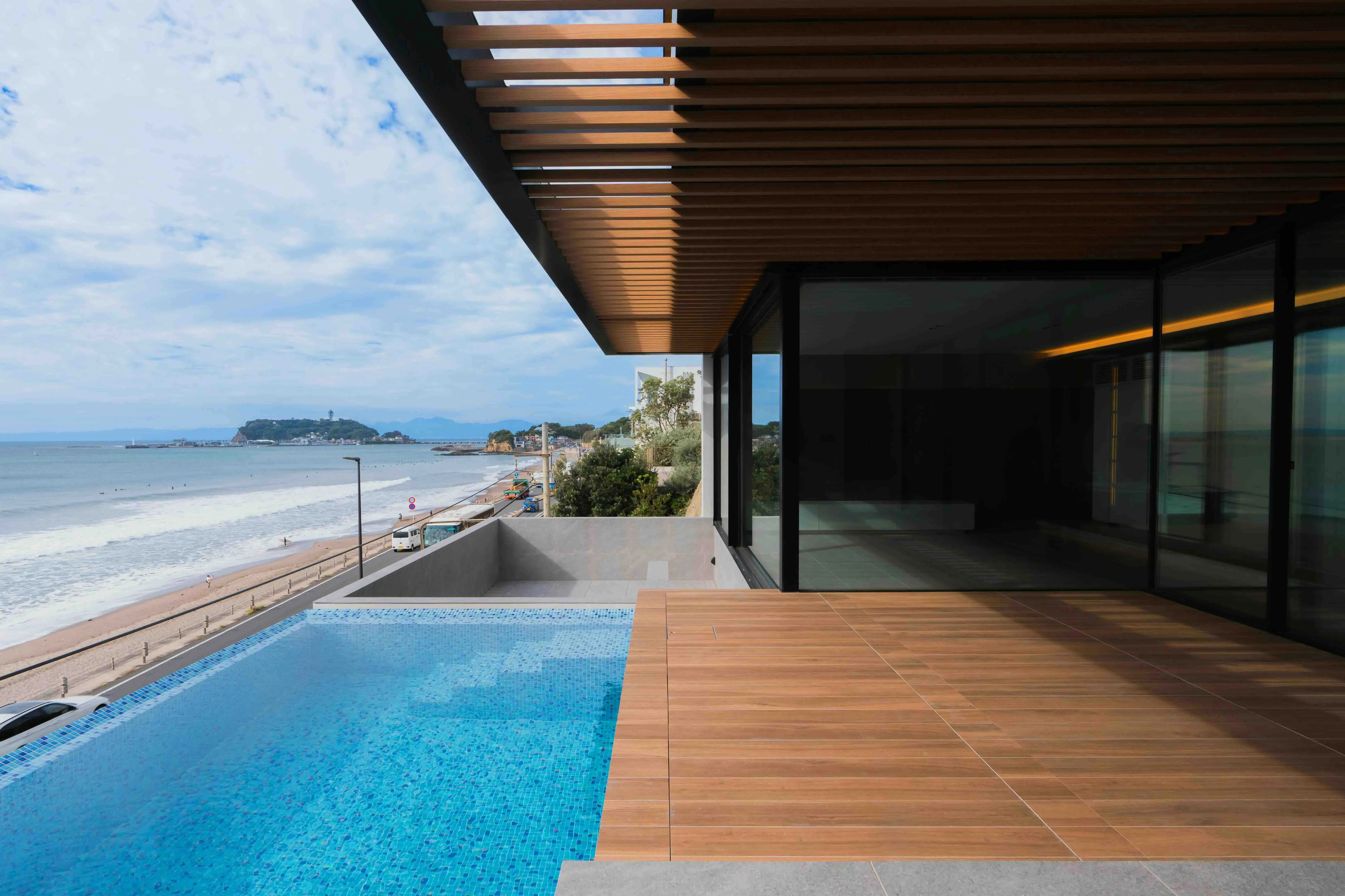 七里ヶ浜売り中古別荘のプール&ジャグジー付デッキの写真1