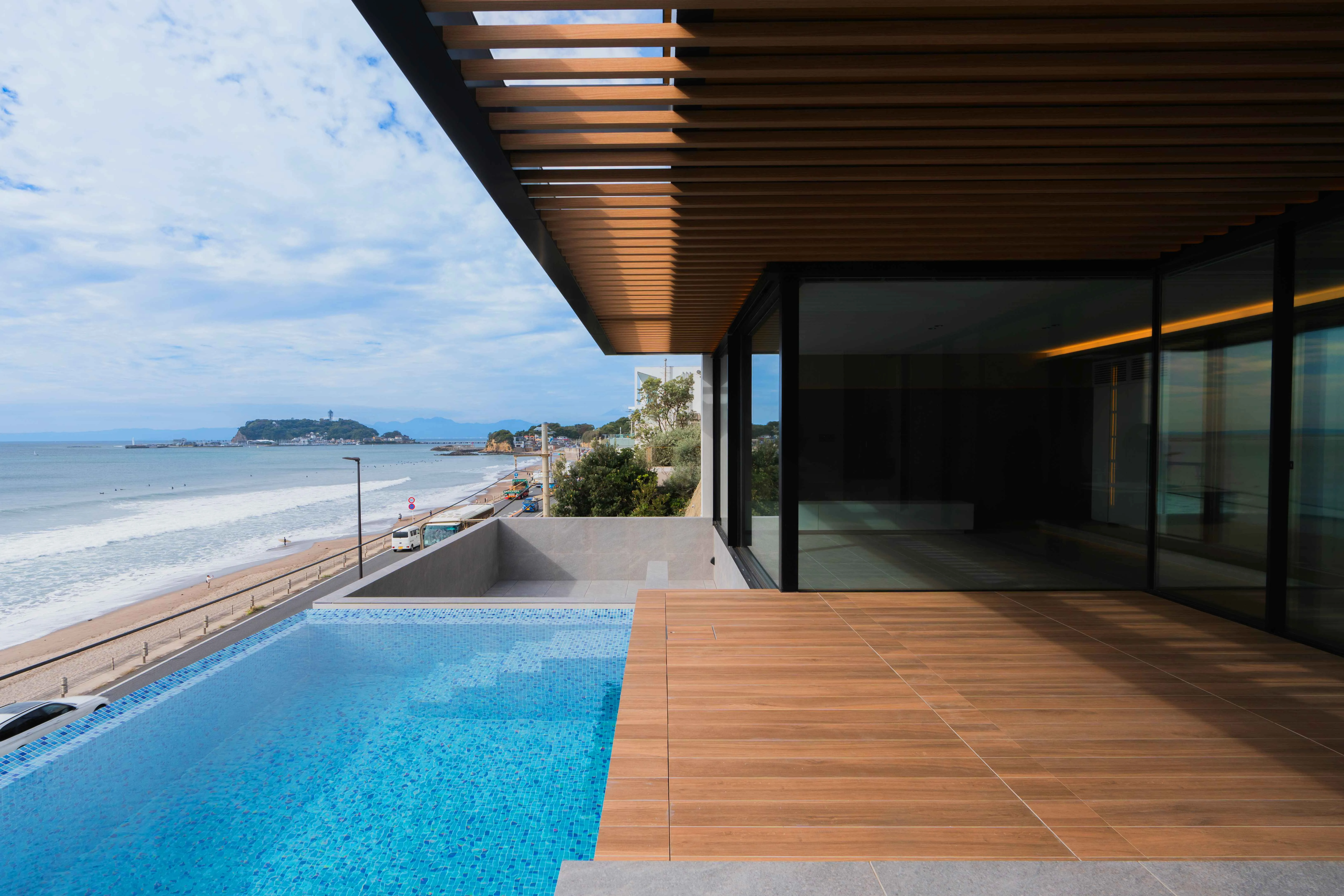 七里ヶ浜売り中古別荘のプール&ジャグジー付デッキの写真1