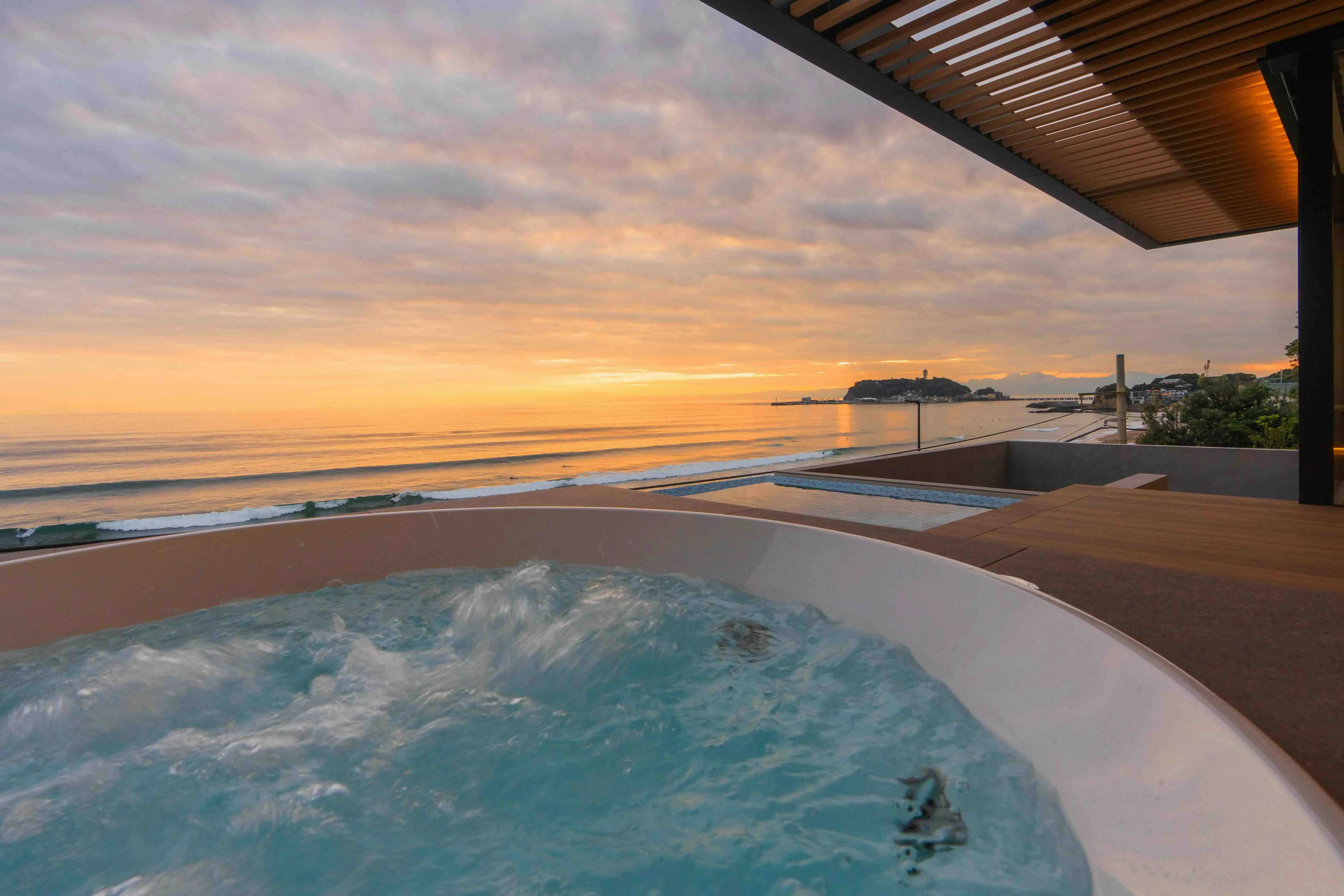 七里ヶ浜売り中古別荘のプール&ジャグジー付デッキの写真2