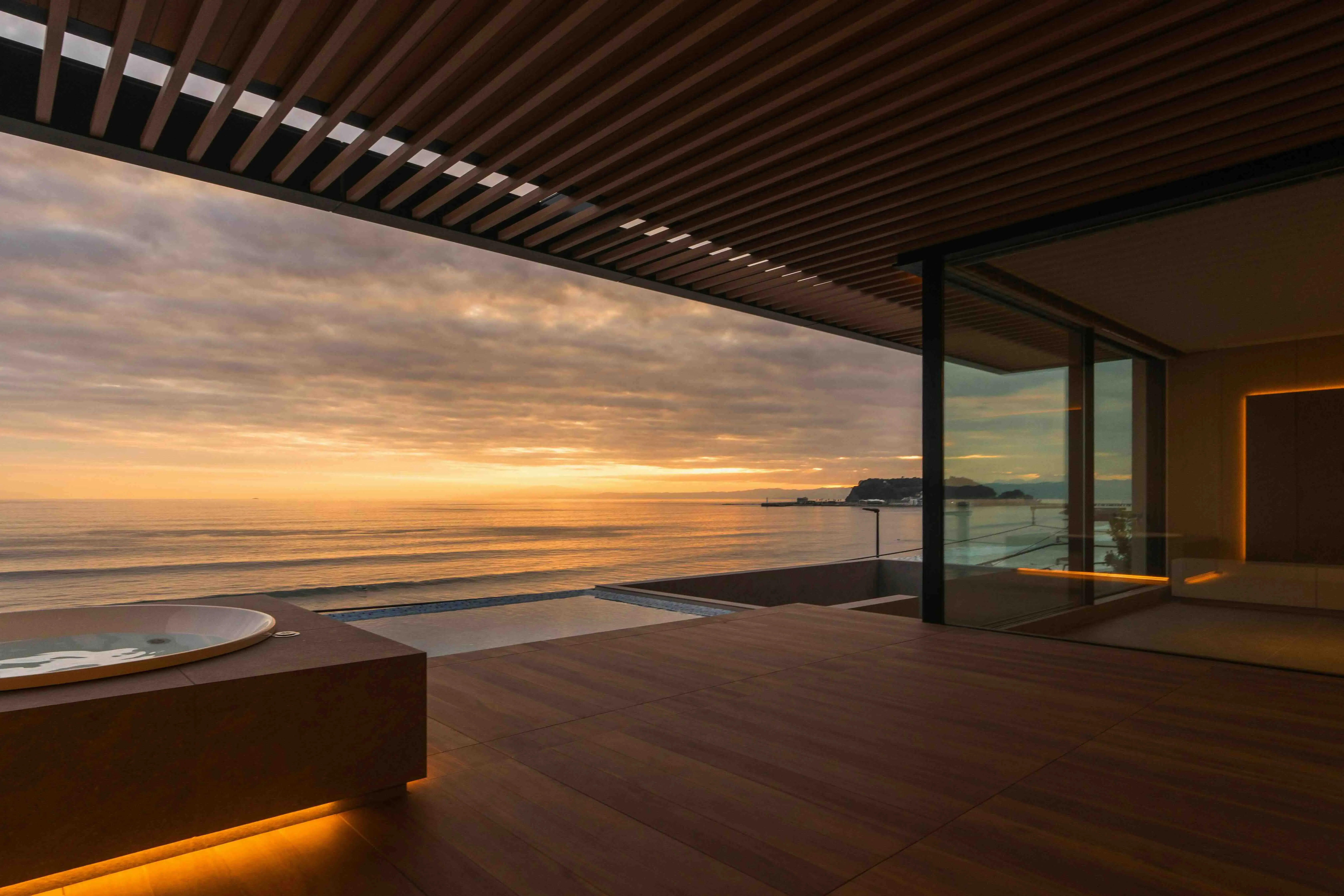 七里ヶ浜売り中古別荘のプール&ジャグジー付デッキの写真3