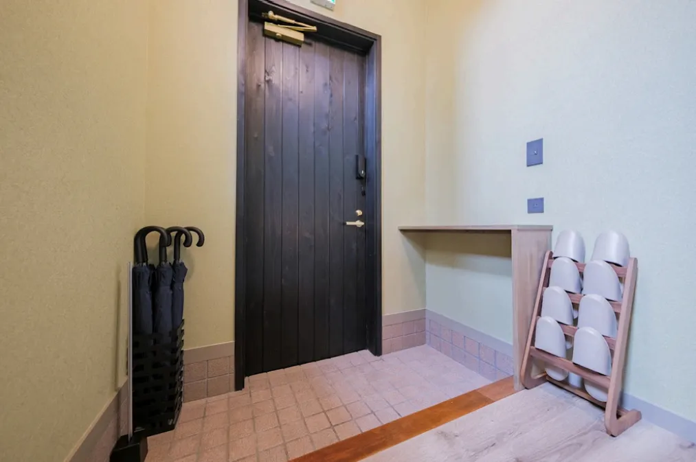 富戸売り中古別荘の玄関