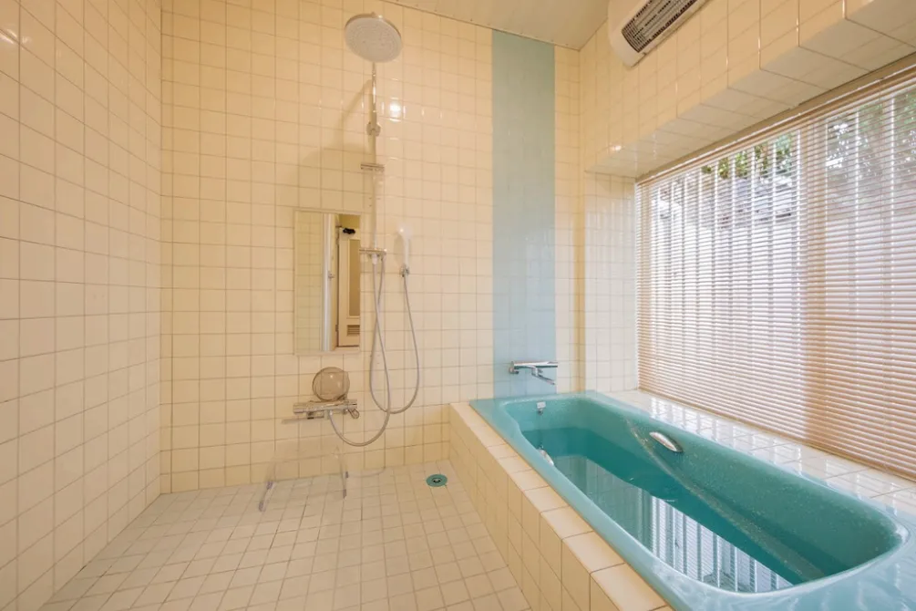 富戸売り中古別荘の浴室