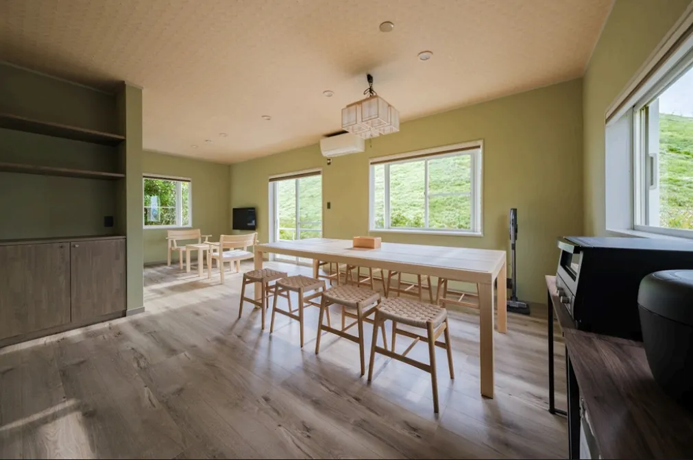 富戸売り中古別荘のLDKの写真3