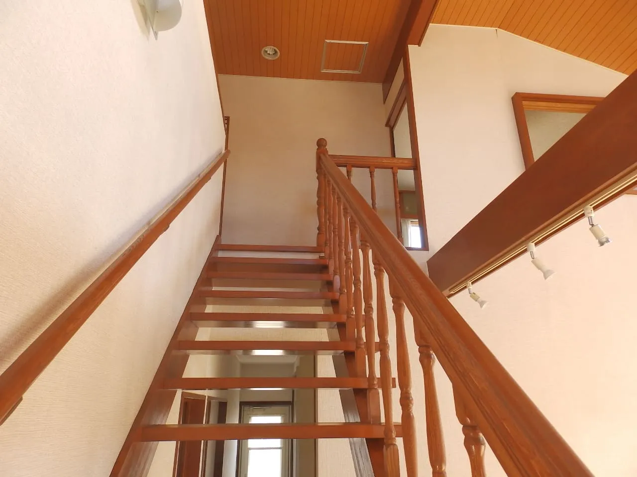 白子町売り中古別荘の階段の写真2