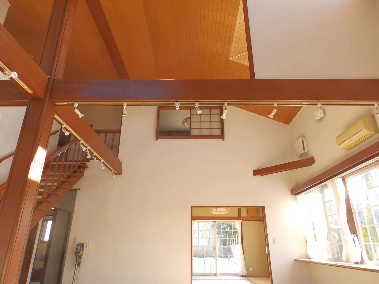白子町売り中古別荘の階段の吹抜の写真1