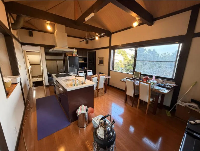 エンゼルフォレスト熱海自然郷別荘の2階ダイニング・キッチンの写真1