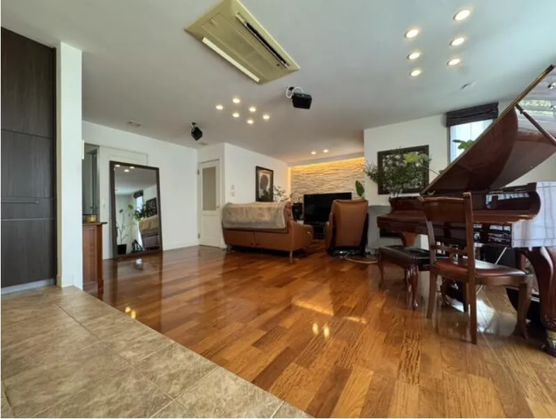 鎌倉市雪ノ下売中古戸建のリビングの写真2