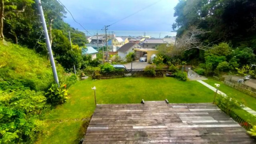 勝浦市串浜中古戸建のウッドデッキテラス