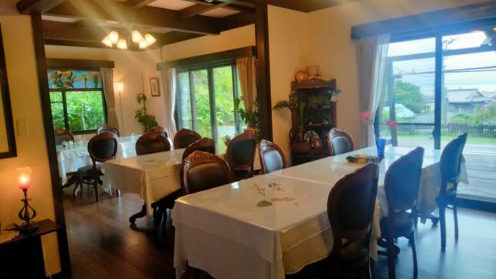 勝浦市串浜中古戸建の1階客席の写真1