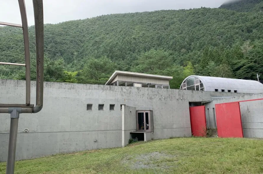 富士河口湖町「西湖セミナーハウス」の外観