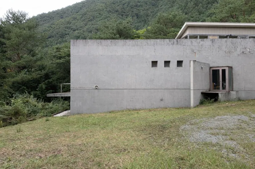 富士河口湖町「西湖セミナーハウス」の外観2