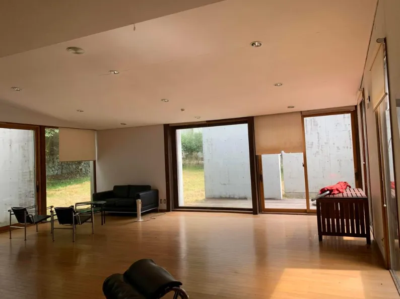 富士河口湖町「西湖セミナーハウス」のサンルームの室内